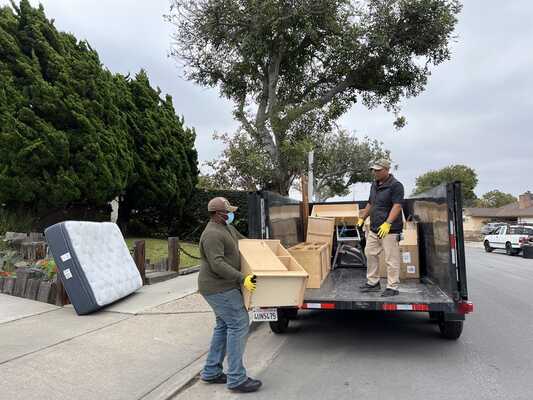 Preparing Properties for Real Estate Sale Using Expert Junk Removal Service Teams